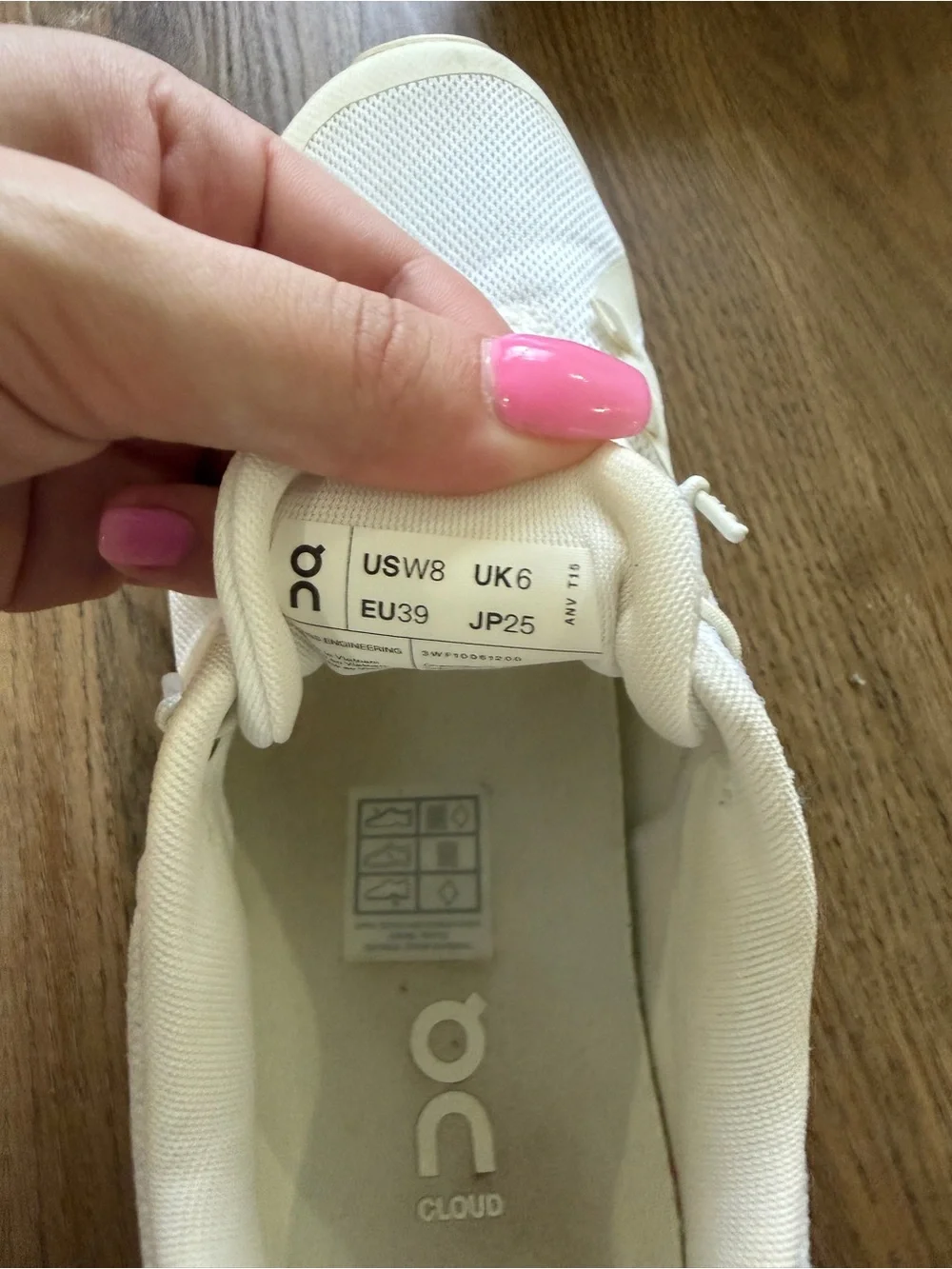 On Running Cloud woman's Running Shoes - White